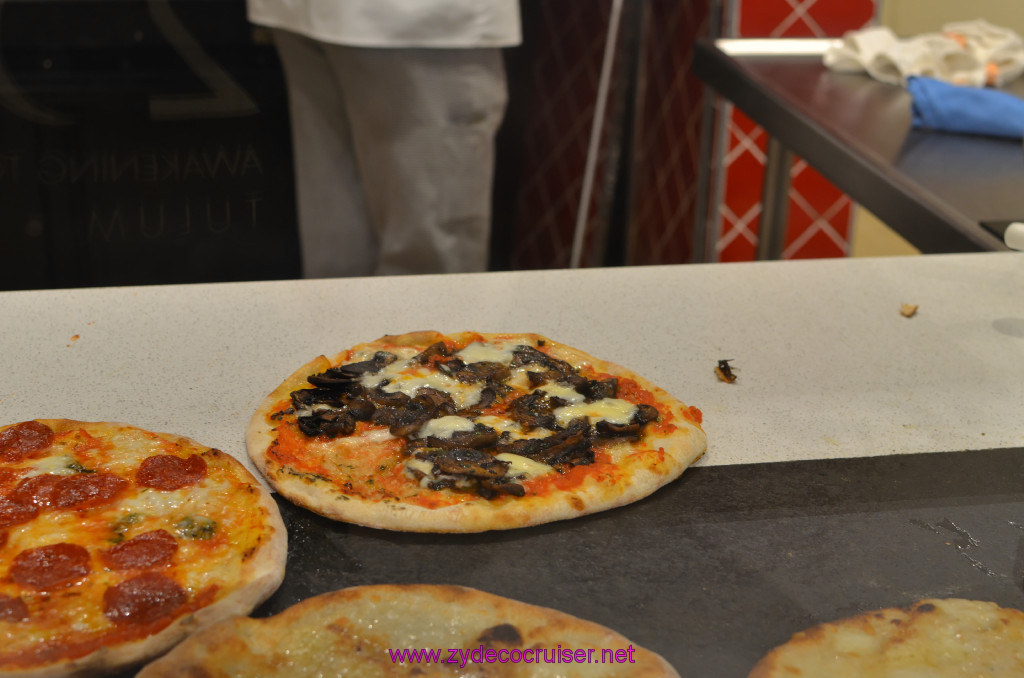 247: Carnival Sunshine Cruise, Civitavecchia, Pizzeria del Capitano, Funghi Pizza, 